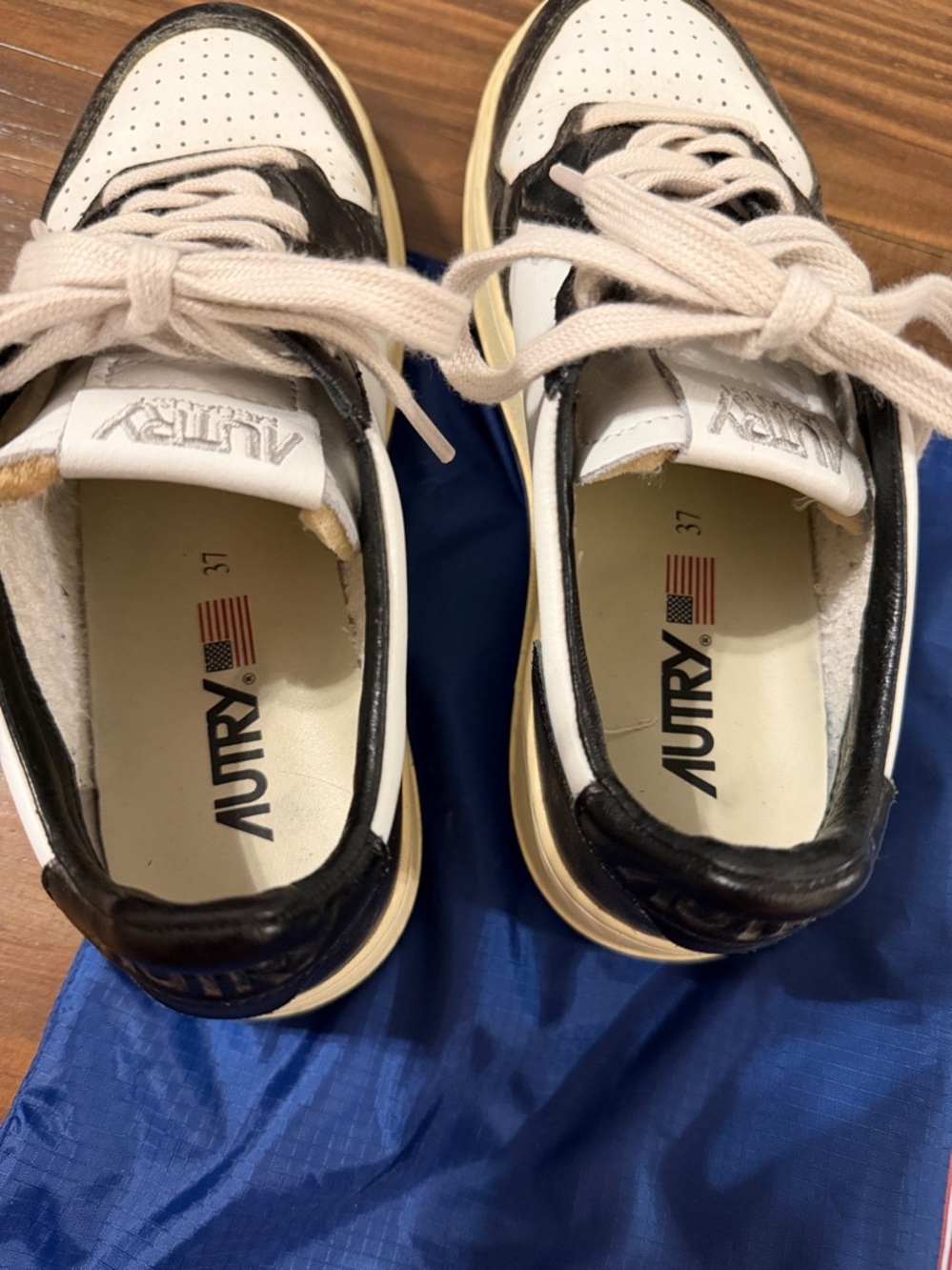 Autry Medalist Low-Top Sneakers in White and Black - Picture 5 of 7